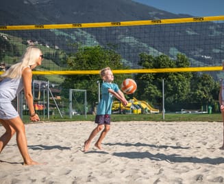 Family playing volleyball – Summerworld Hippach