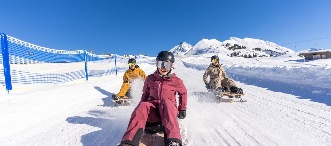 Freunde beim Rodelspaß PistenBock am Ahorn in Mayrhofen