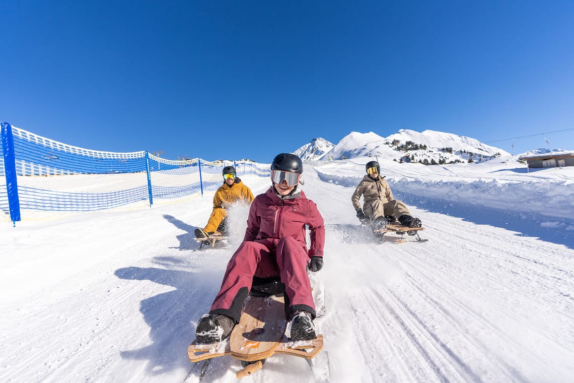Freunde beim PistenBock fahren am Ahorn in Mayrhofen
