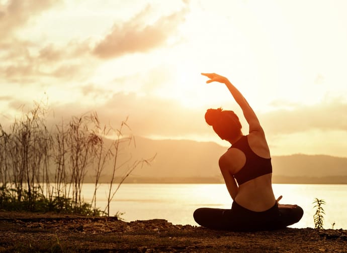 Frau macht Pilates und Yoga
