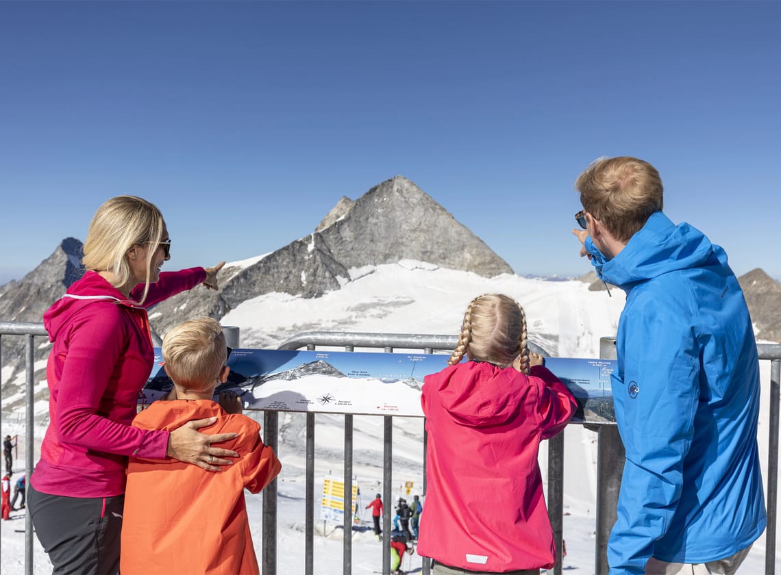 Familie auf der Aussichtsplattform am Hintertuxer Gletscher im Sommer