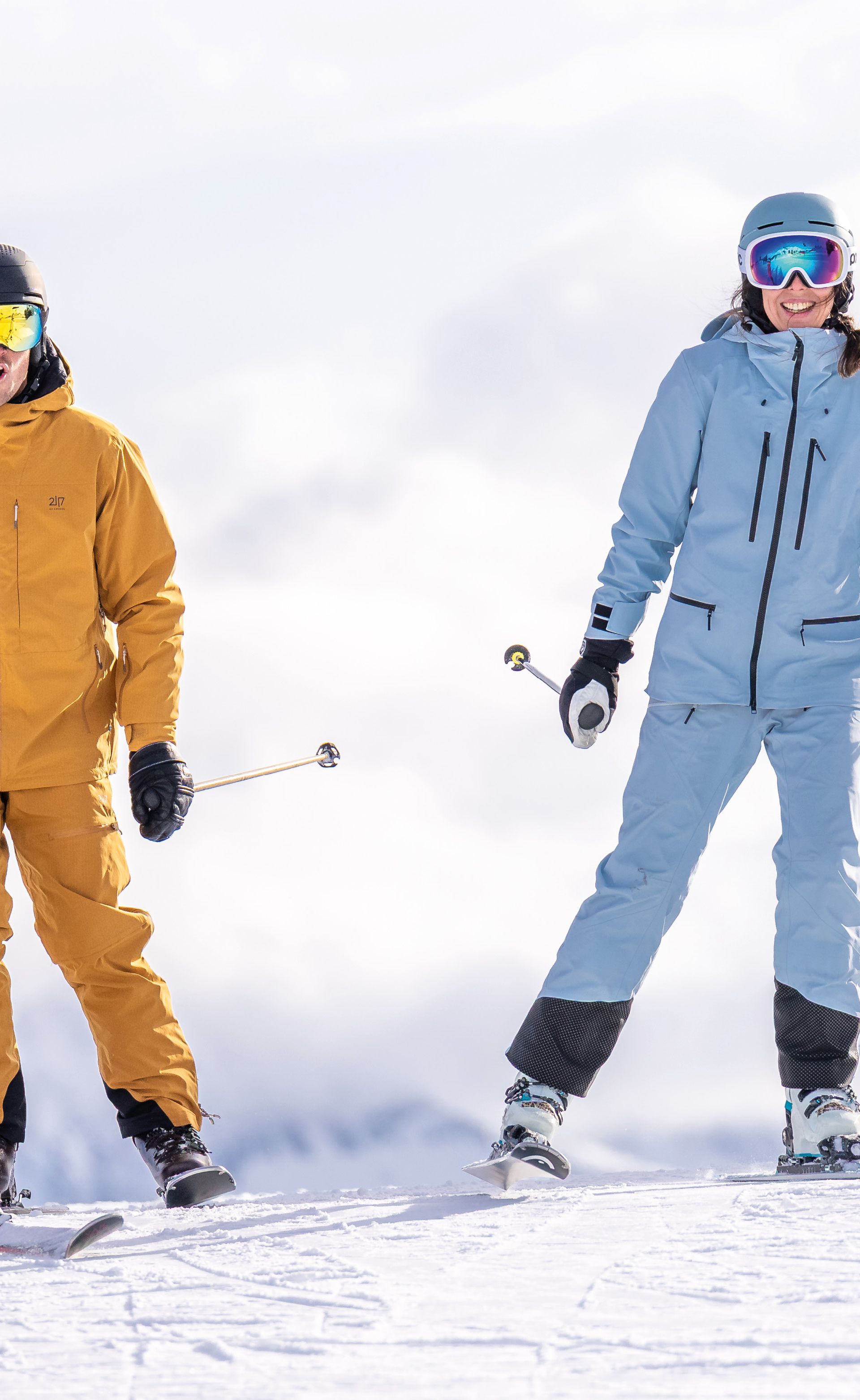 Skiers at Mount Penken in Mayrhofen in Zillertal with the Epic skipass logo