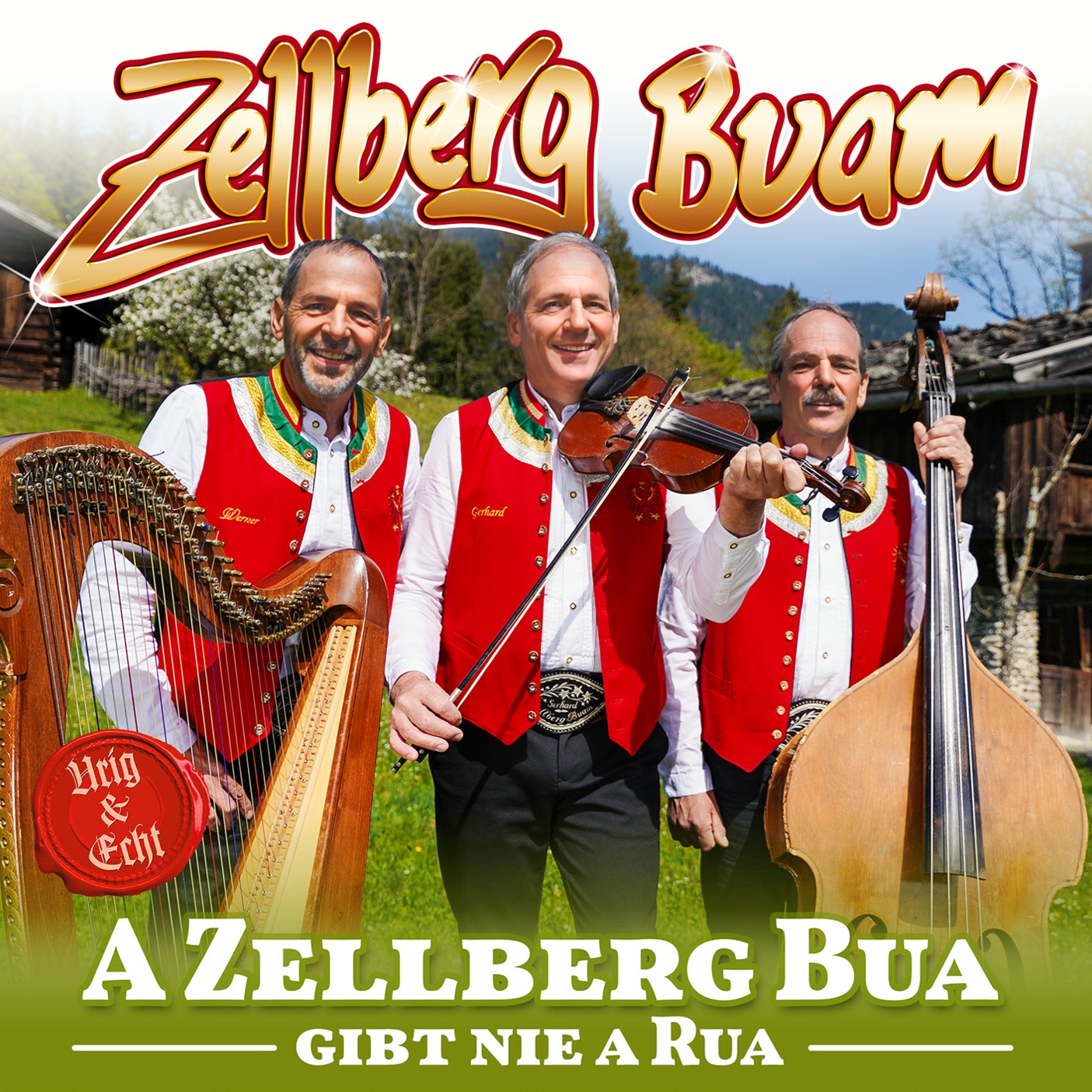 Drei Männer in traditioneller Tracht mit Instrumenten vor ländlicher Kulisse, Titel 'Zellberg Buam'.
