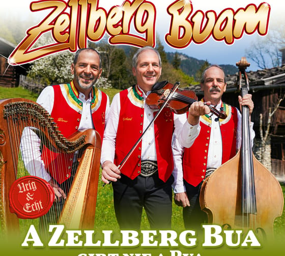 Drei Männer in traditioneller Tracht mit Instrumenten vor ländlicher Kulisse, Titel 'Zellberg Buam'.