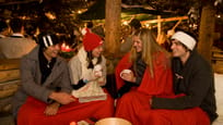 Junge Leute genießen die Stimmung beim Mayrhofner Advent
