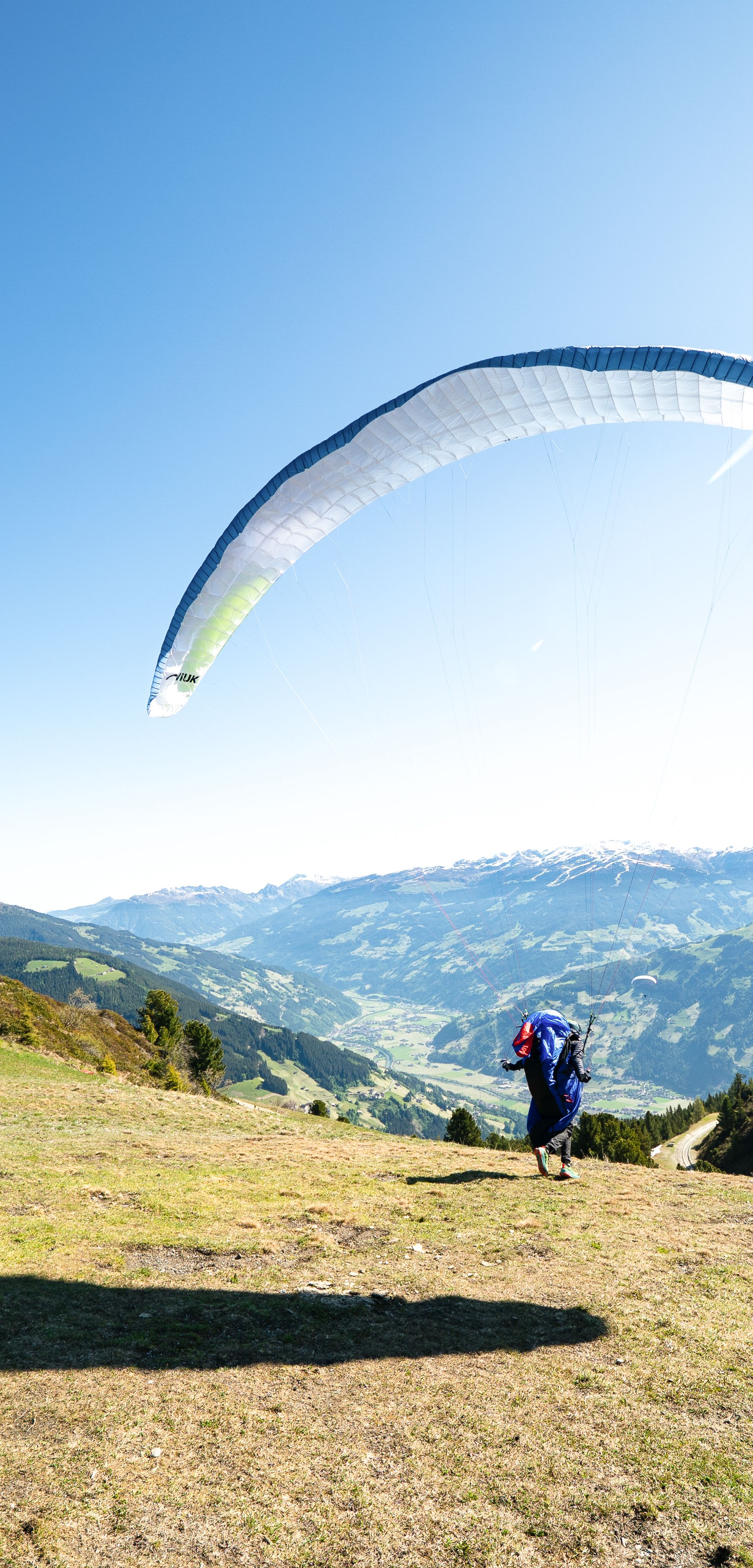 Paragliding in the Mayrhofen mountains with a view of the Zillertal