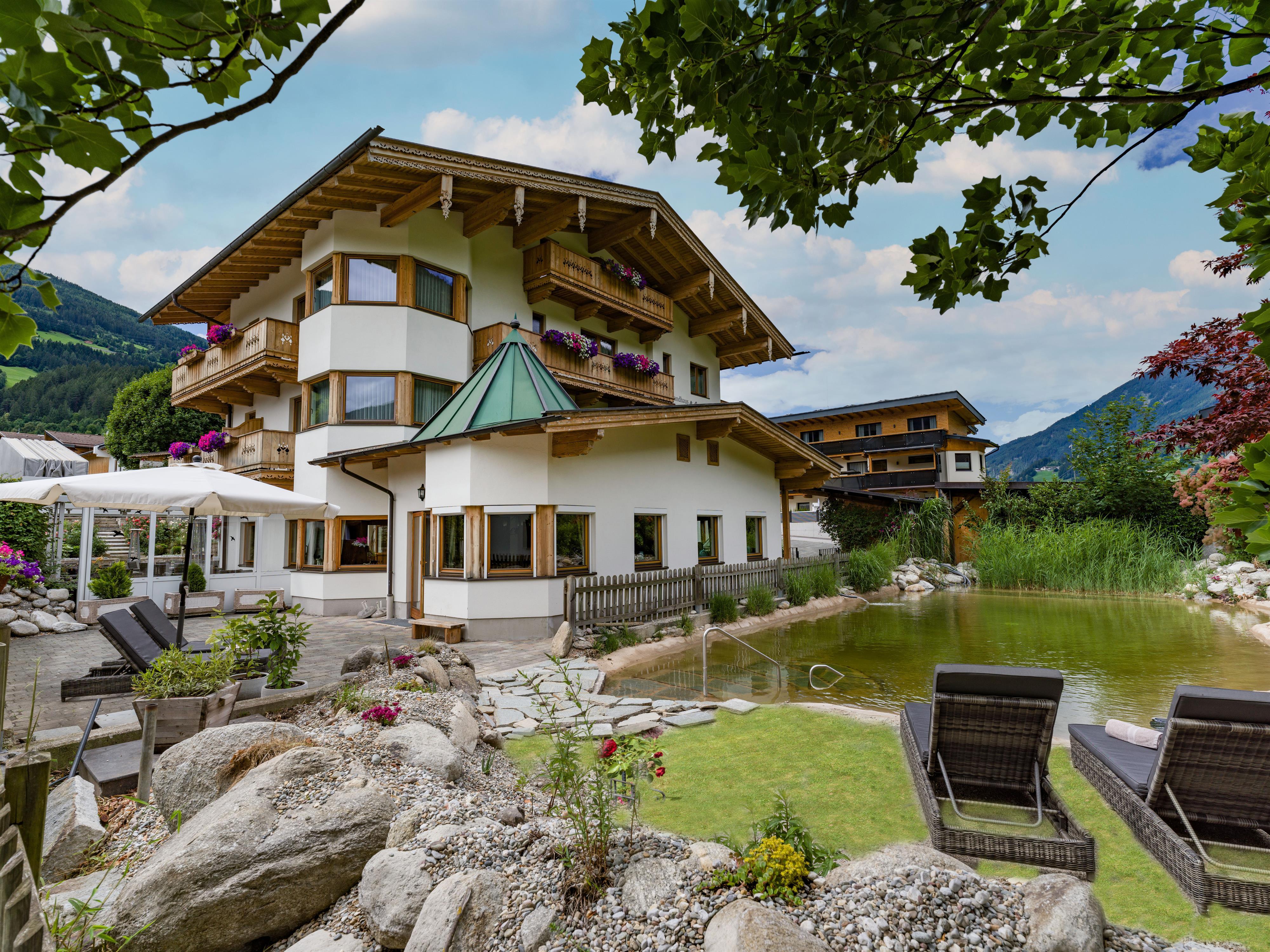 feratel-Landhaus Alpenherz - Teich + Haus