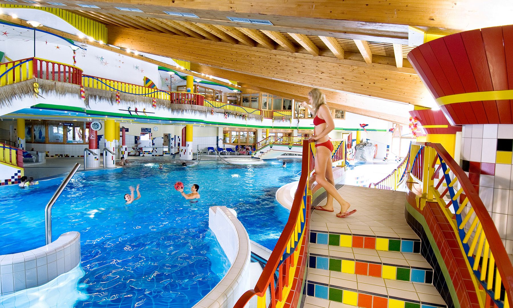 Das Erlebnisbad Mayrhofen bietet einen großzügigen Indoorpool für viel Badespaß.