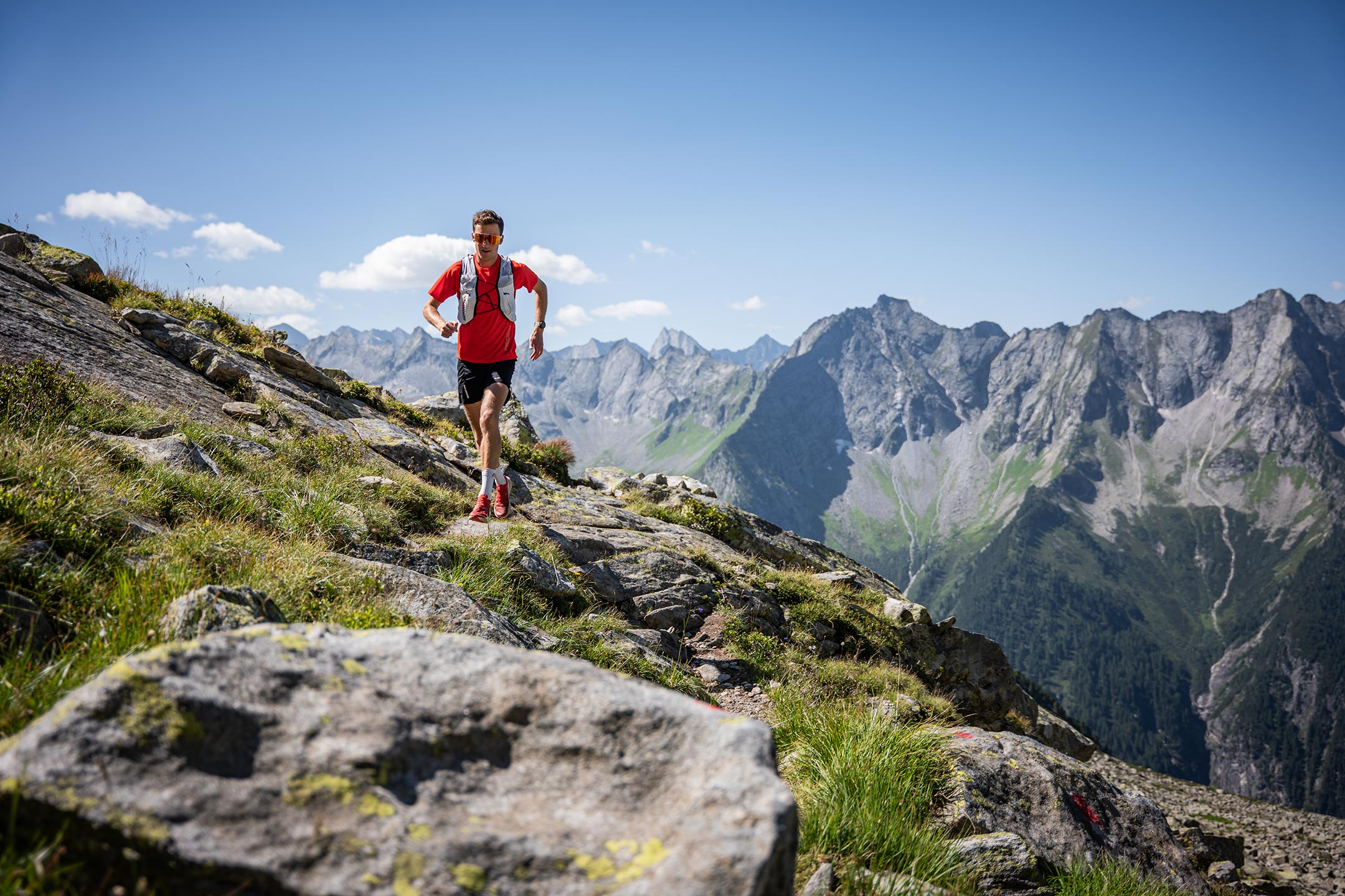 Läufer am Berg auf schmalem Weg