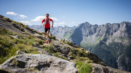 Läufer am Berg auf schmalem Weg