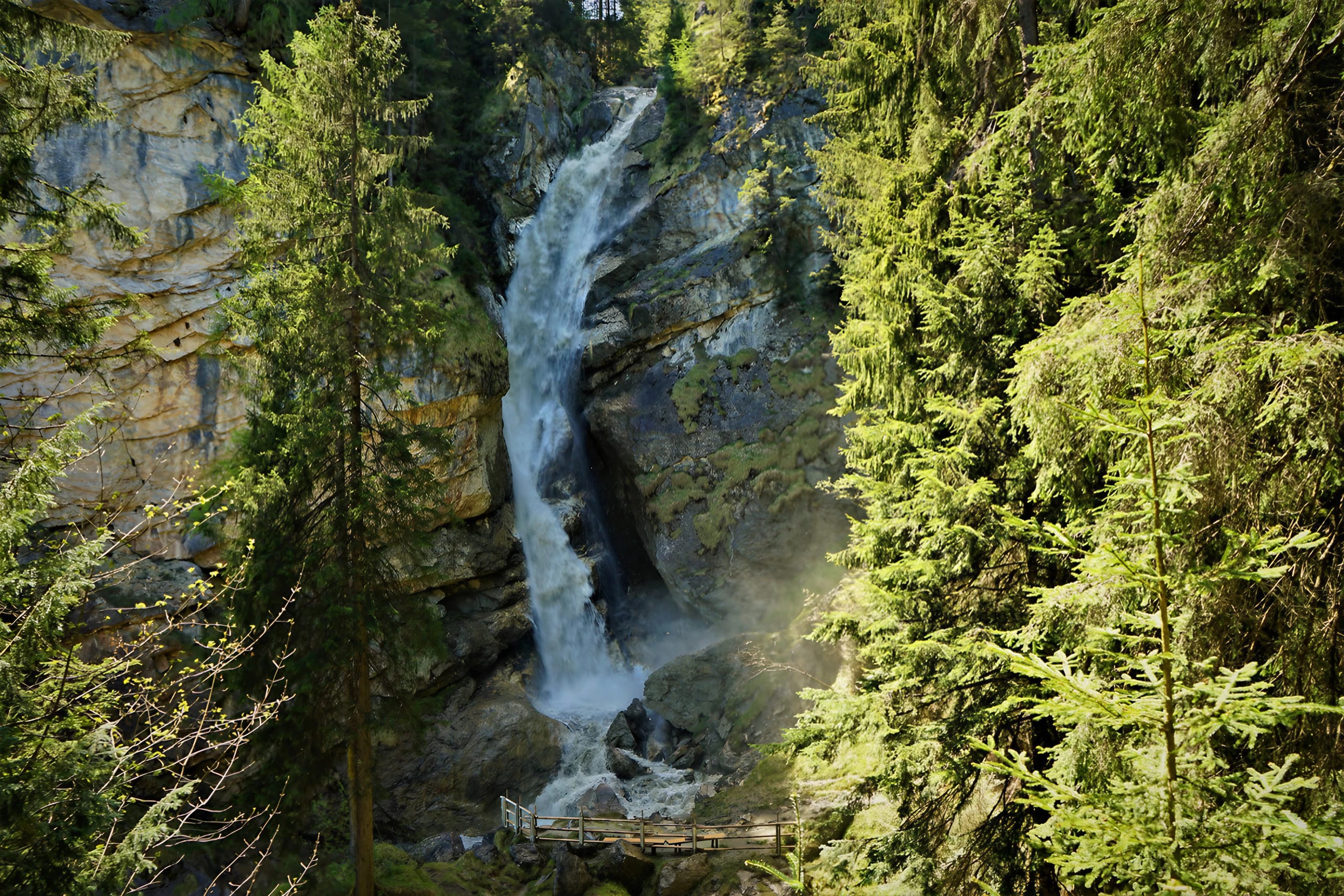 Ein Wasserfall in einem Wald