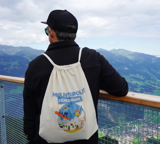 Mann auf der GreifenBrücke am Ahorn mit dem Jutebeutel im PenkenPark Design