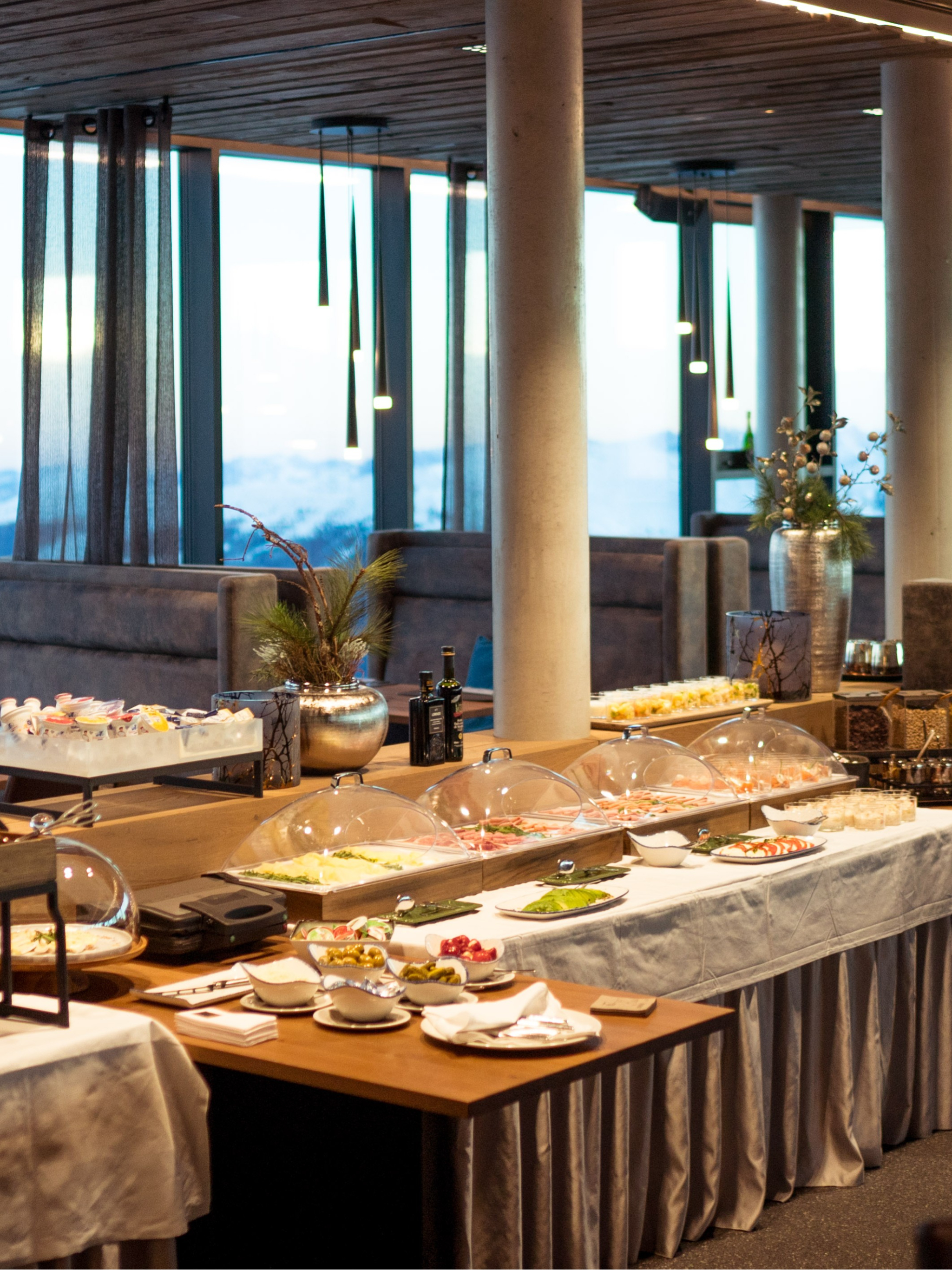 angerichtetes Frühstücksbuffet im Albergo Hochzillertal