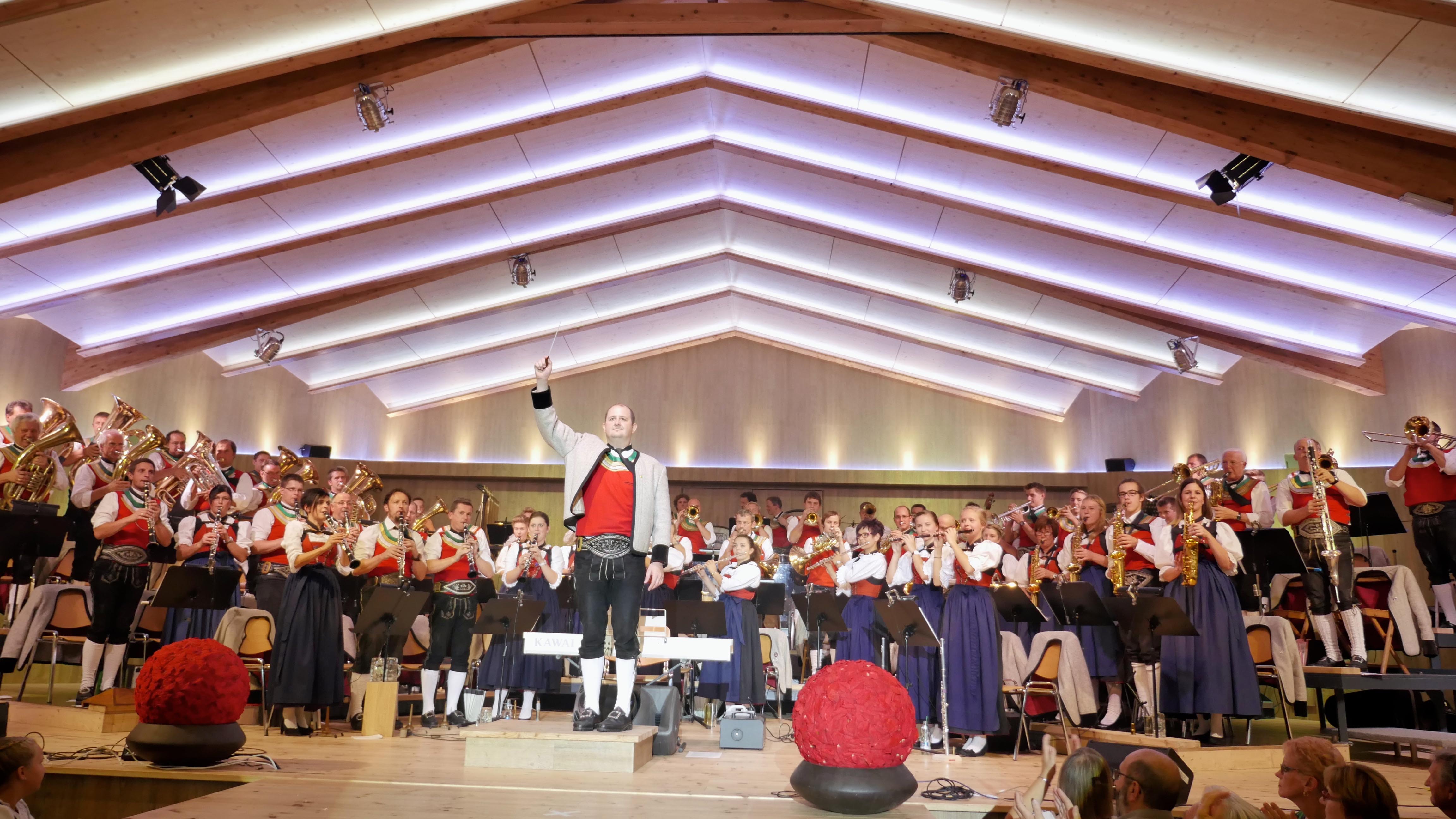 Platzkonzert in der Fügener Festhalle