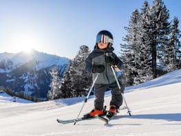 mbb_mountopolis_winter_neu_2025_skifahren_familie_junge Kids in the Mayrhofen Ski Resort