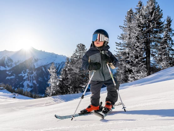 mbb_mountopolis_winter_neu_2025_skifahren_familie_junge Kinder im Skigebiet Mayrhofen