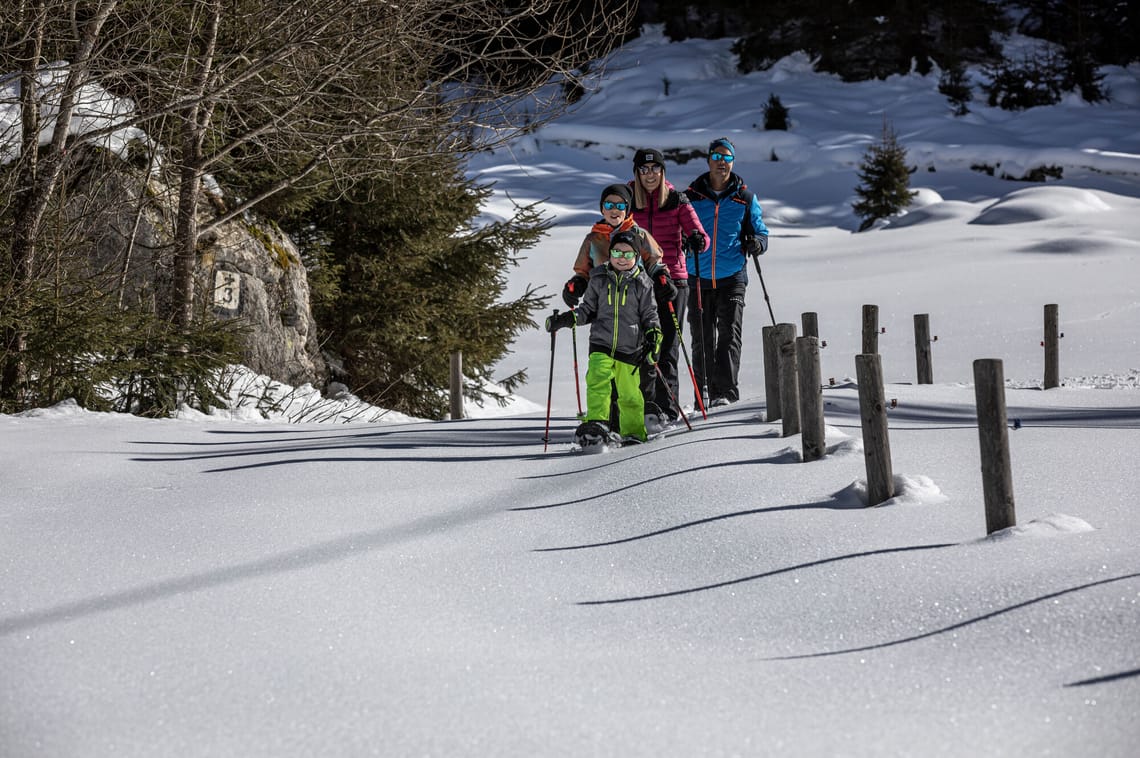 Schneeschuhwanderung in Ginzling ©Flo Smith Gruppe von Personen auf einer geführten Schneeschuhwanderung bei Ginzling, sie gehen hintereinander auf einem verschneiten Winterweg.