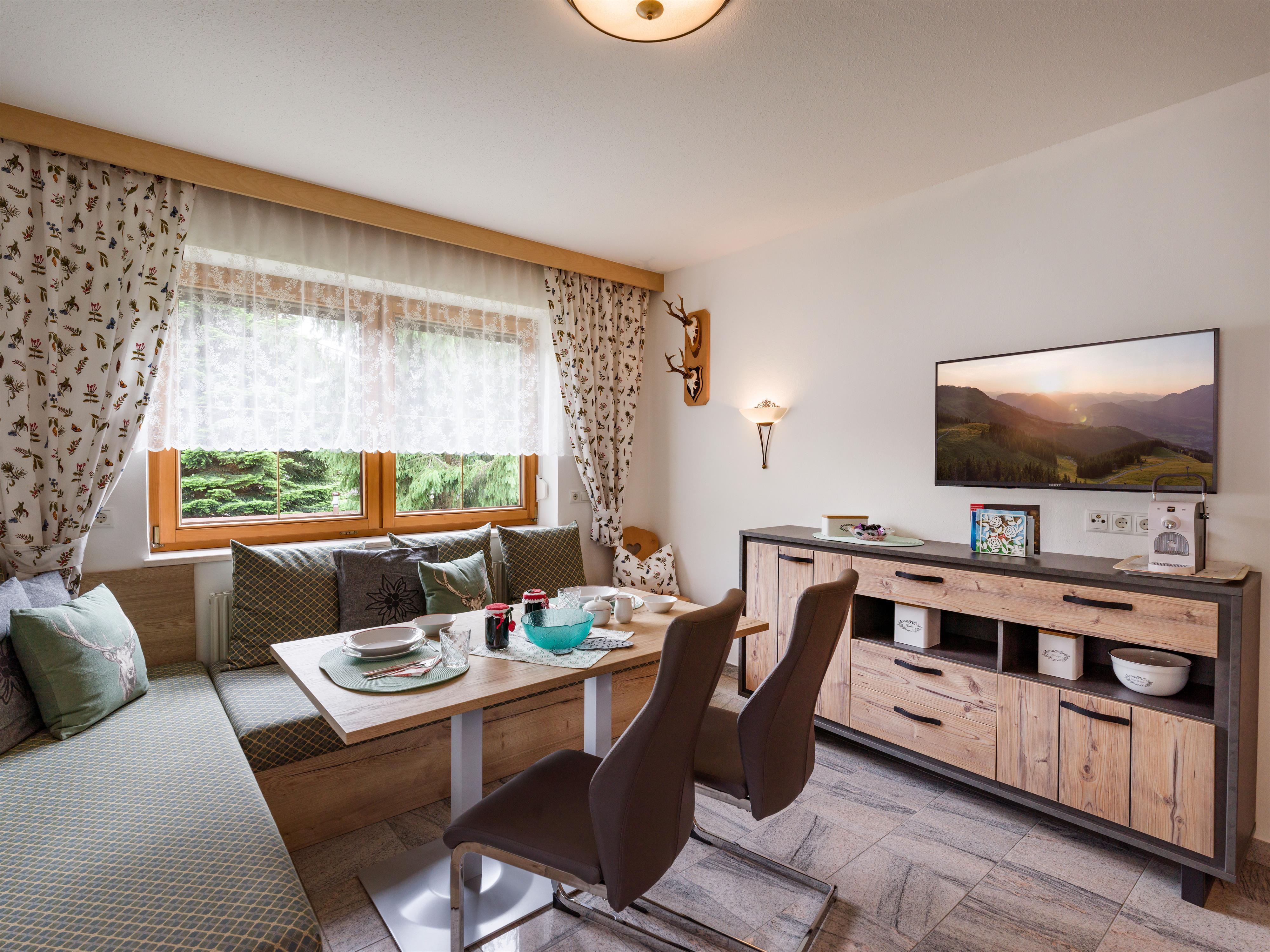 feratel-Apartment Häusler Waltraud - Wohn- Essbereich.