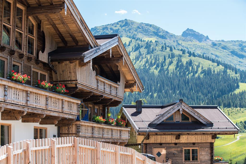 feratel-Montana Hochfügen - Chalets alle drei aussen Sommer
