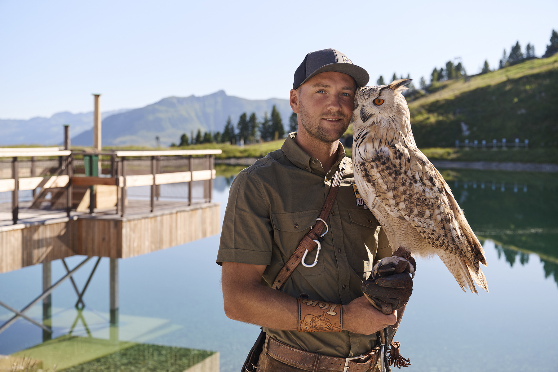 Falkner mit Uhu am Ahorn in Mayrhofen im Zillertal