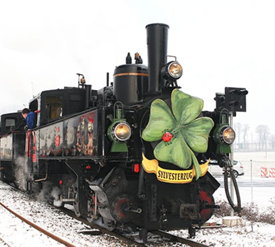 The picture shows the New Year’s Eve steam train decorated with a four-leaf clover.
