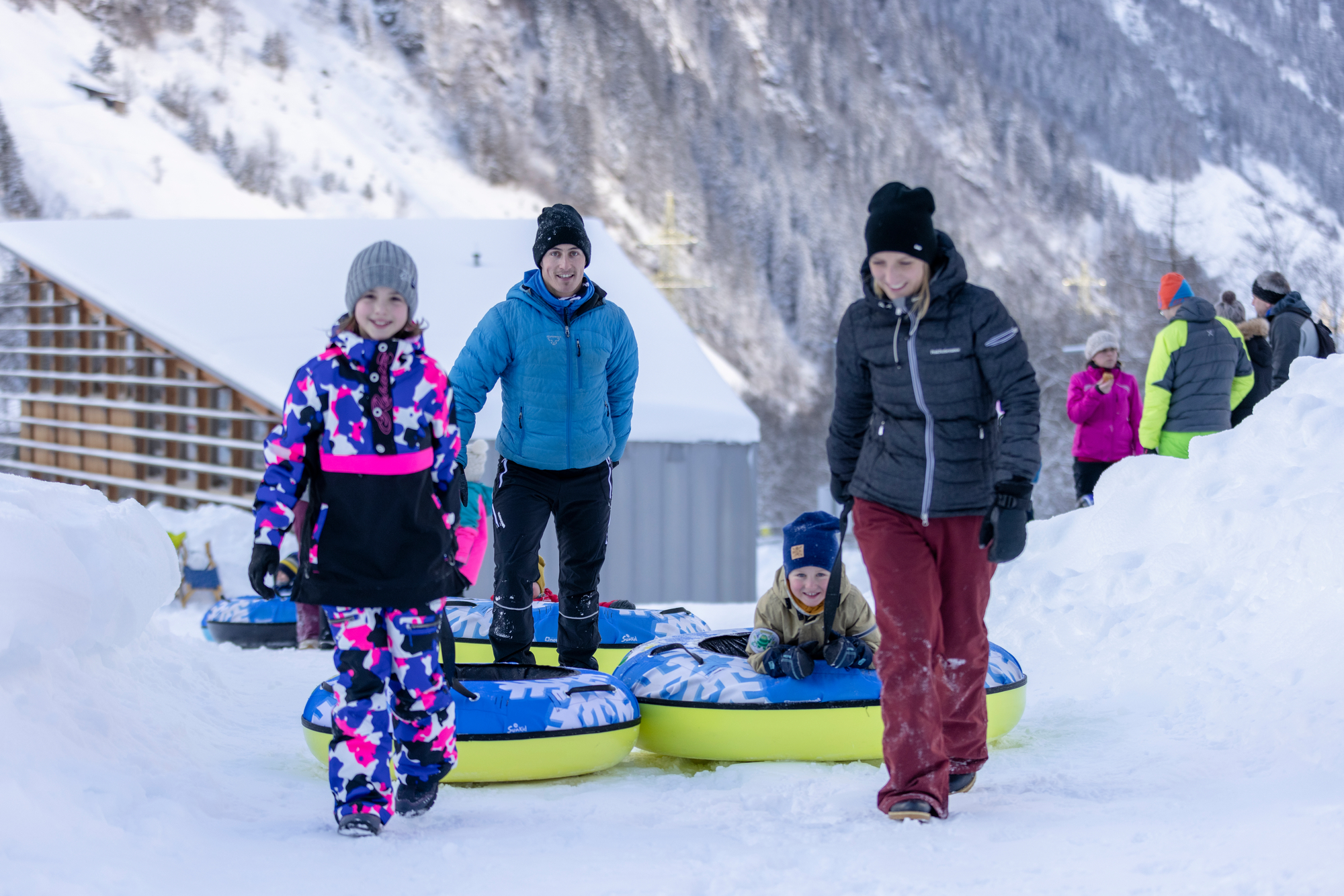Family preparing for a snow tubing ride at Winterzauber Ginzling in the Zillertal, enjoying a fun and family-friendly winter activity in the snow.