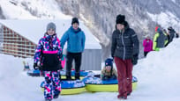 Familie beim Snowtubing in Ginzling