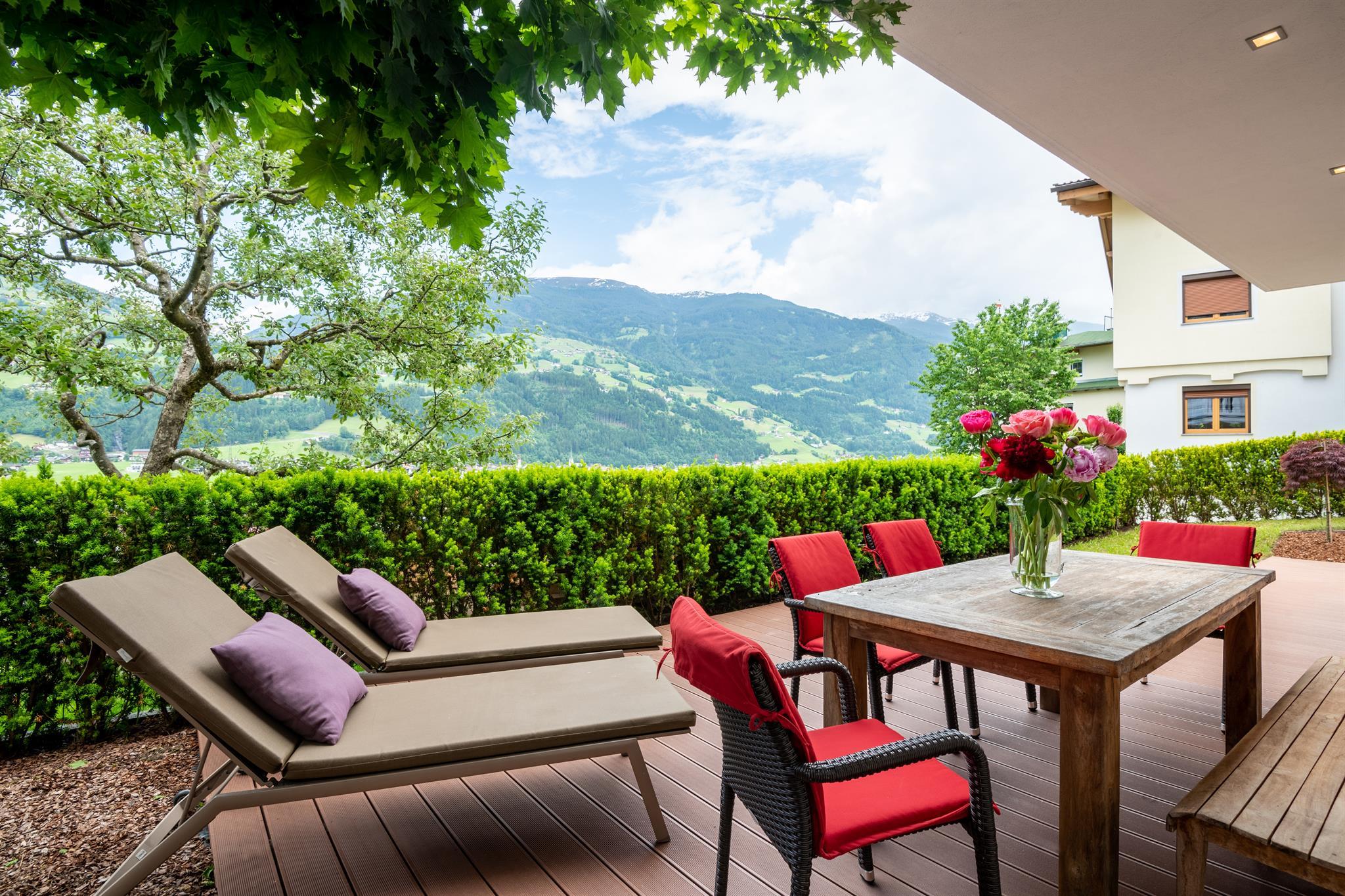 feratel-Appart Stephan - Gartenterrasse mit Ess- und Liegebereich