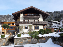 feratel-Ferienhaus Ahorn - Haus Ahorn mit Parkplatz und Gartenansicht