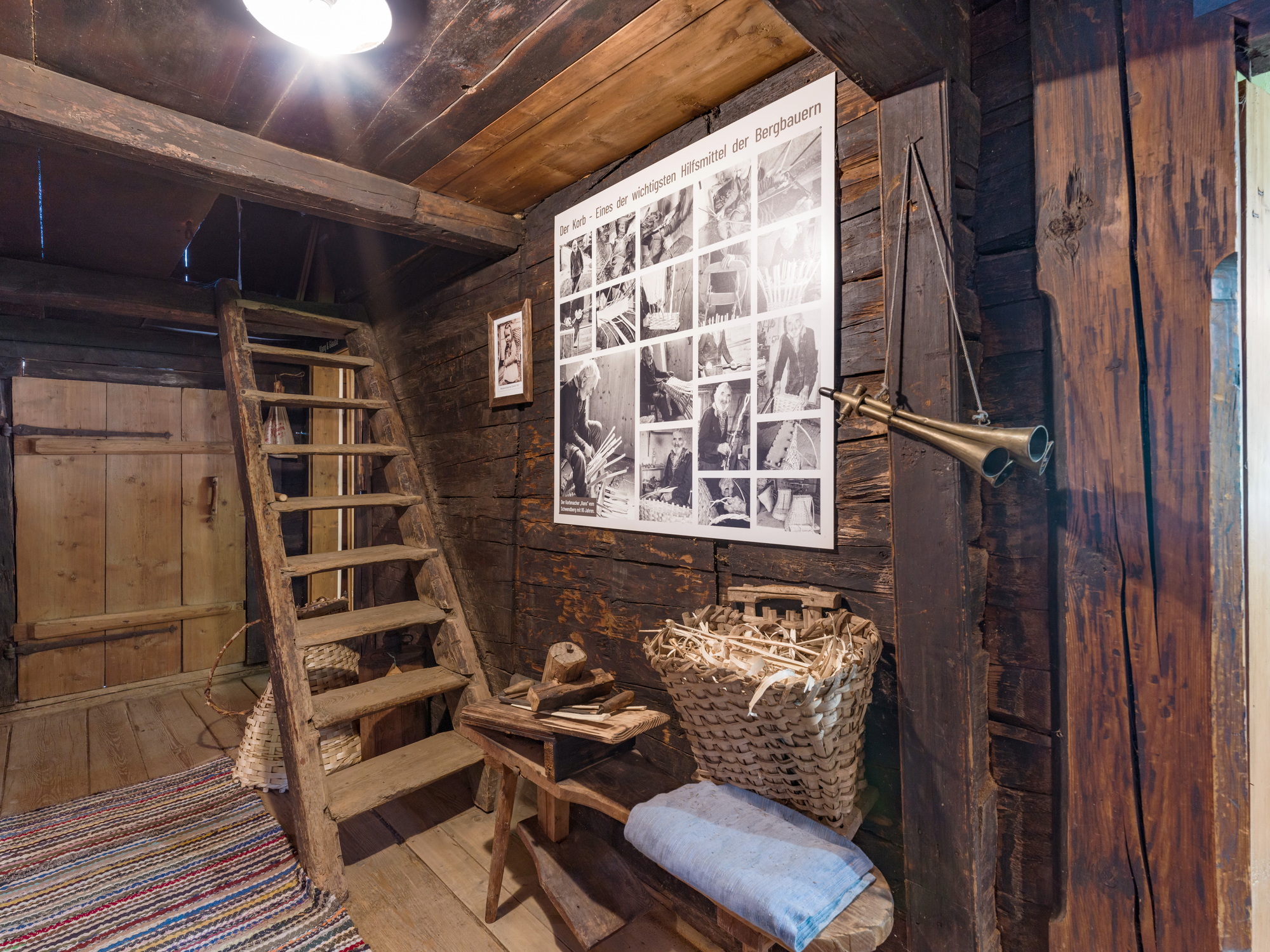 The picture shows an old wooden staircase and traditional old craftsmanship in the interior of the Strasserhäusl Museum.