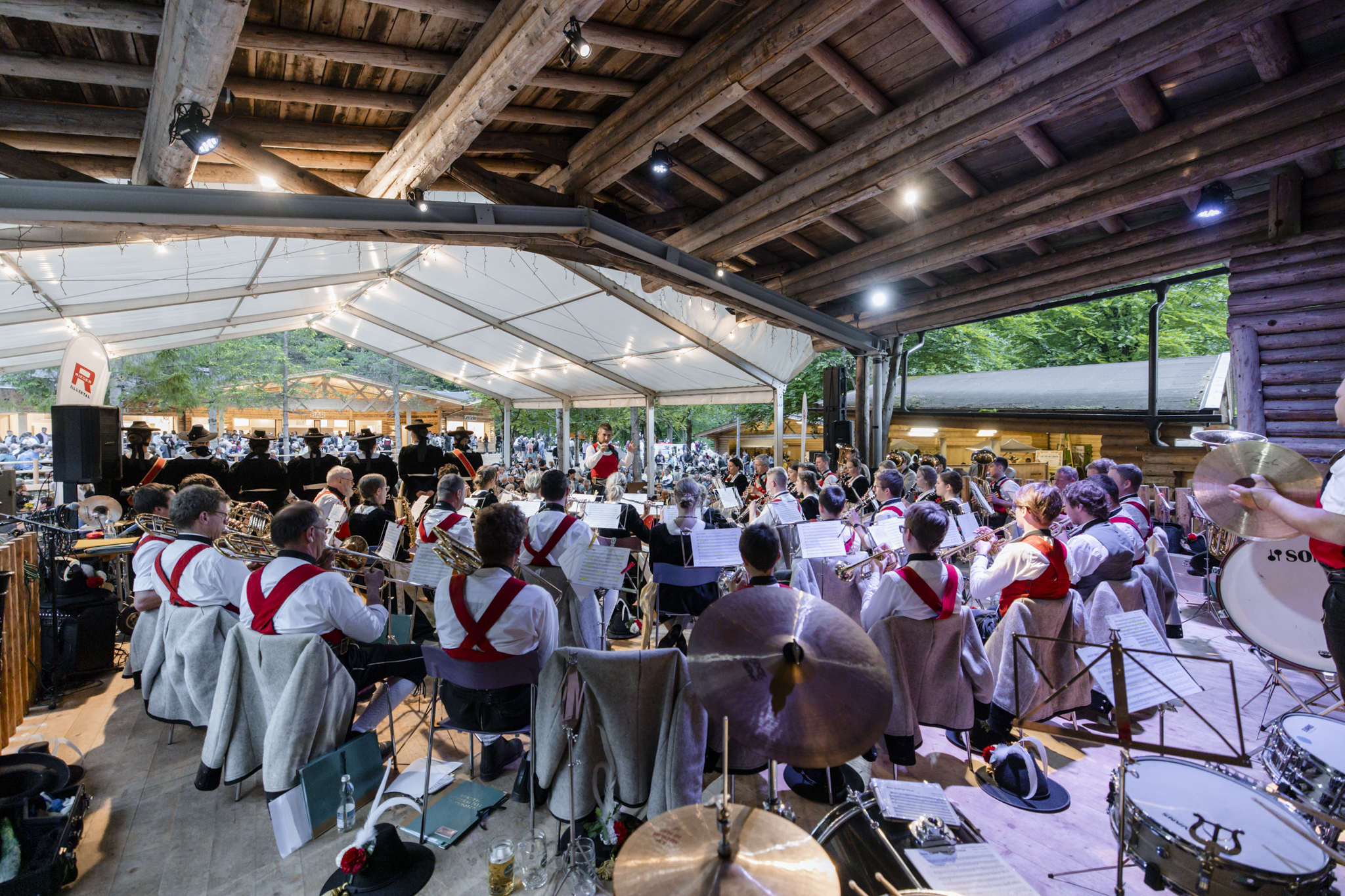 Das Bild zeigt die BMK Mayrhofen auf der Bühne beim Waldfestplatz.