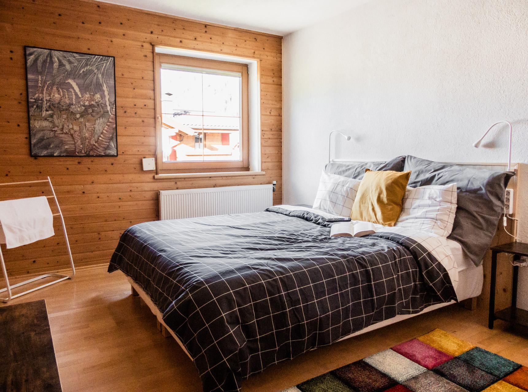 feratel-Apart ENO - Hauptschlafzimmer mit Doppelbett.