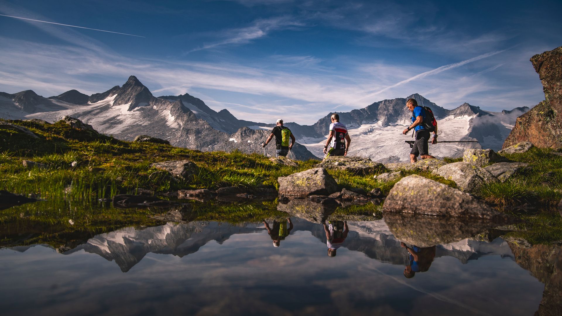 Teilnehmer des Zillertaler Steinbockmarsch inmitten einer imposanten Bergkulissen 