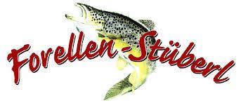 Das Logo vom Forellenstüberl hat einen weißen Hintergrund mit roter Schrift. Hinter der Schrift ist mittig ein Fisch abgebildet, der das Thema des Lokals unterstreicht