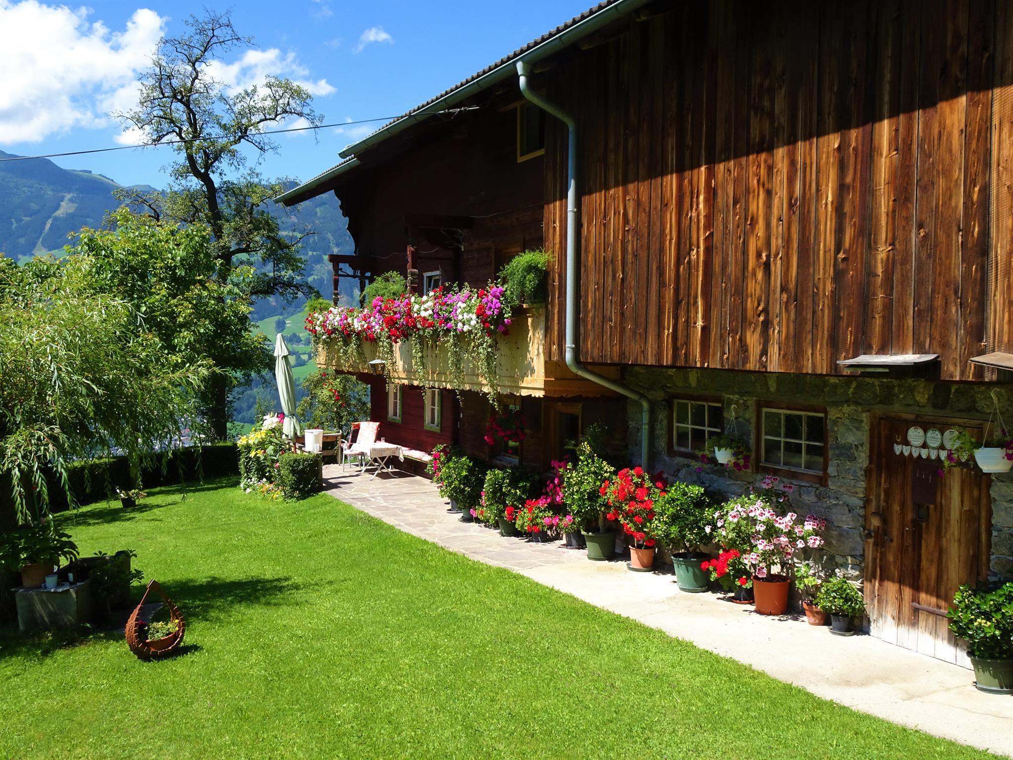 feratel-Apart Ponholz - Hausbild_Apart_Ponholz_Zillertal_Tirol_herbst_Hart