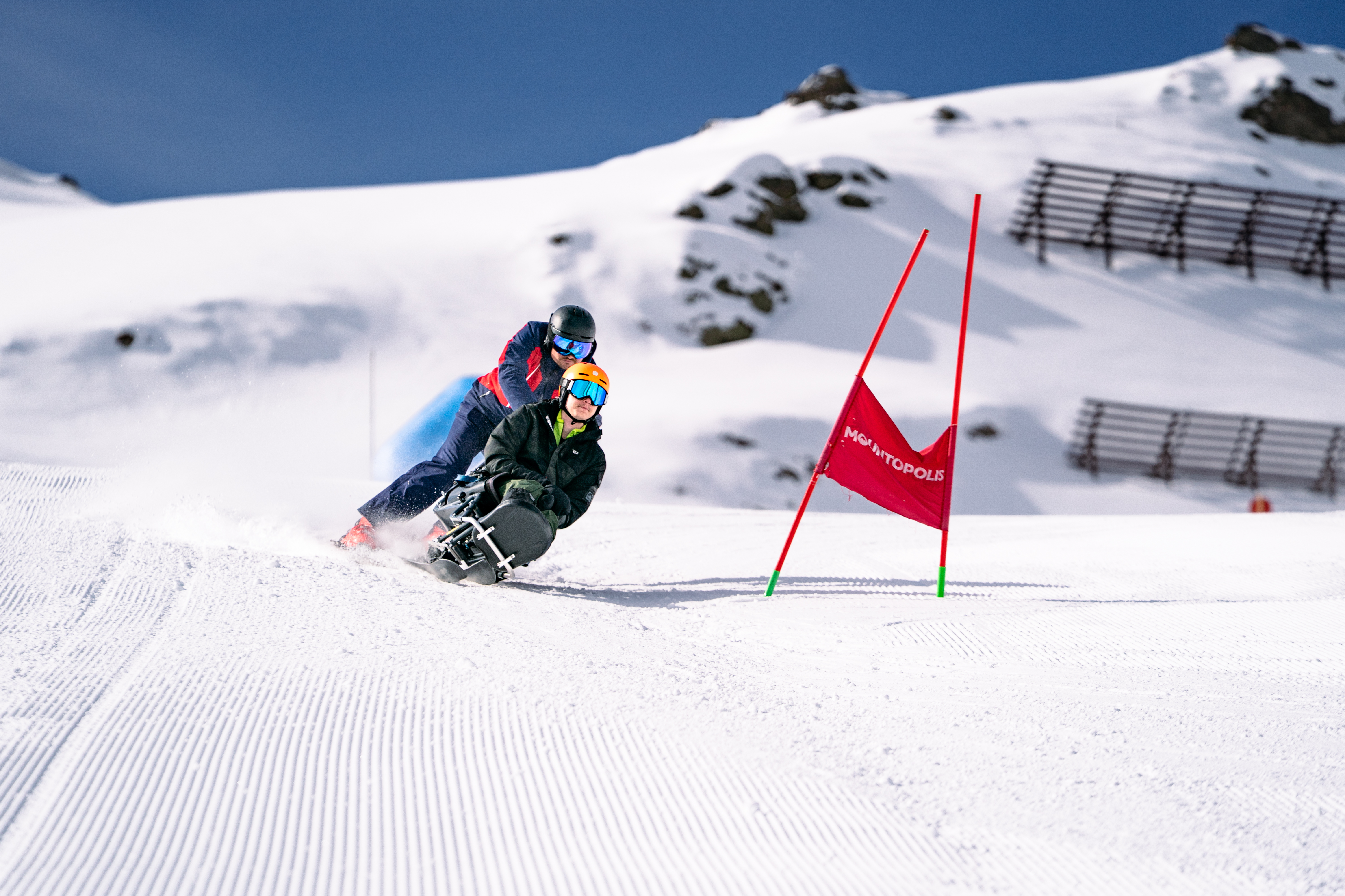 Skifahrer mit Sitzski im barrierefreien Skigebiet Mountopolis der Mayrhofner Bergbahnen