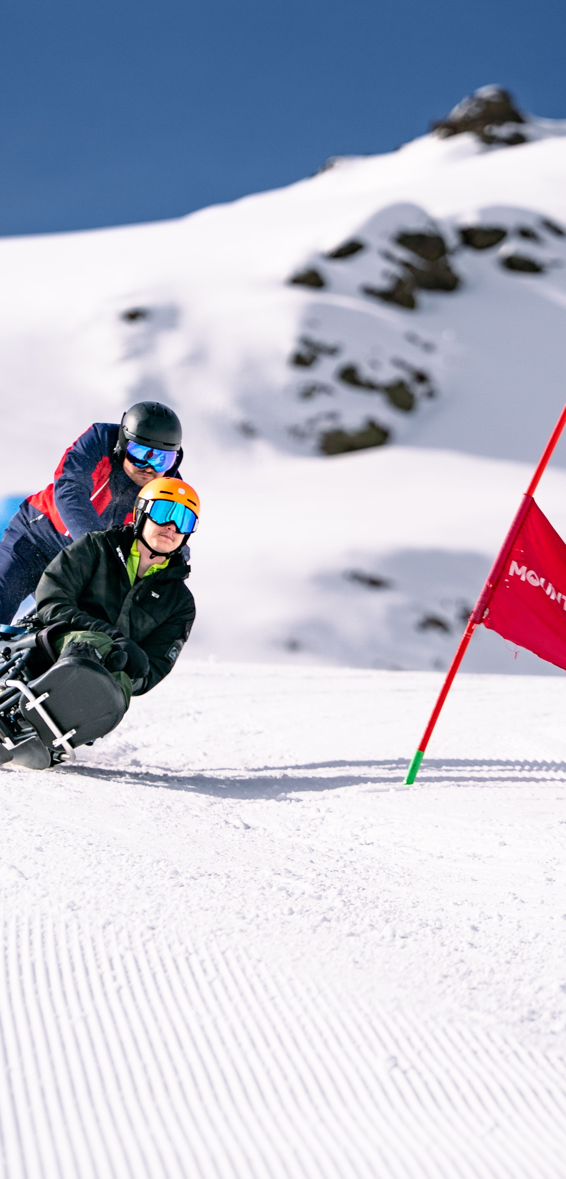 Skifahrer mit Sitzski im barrierefreien Skigebiet Mountopolis der Mayrhofner Bergbahnen