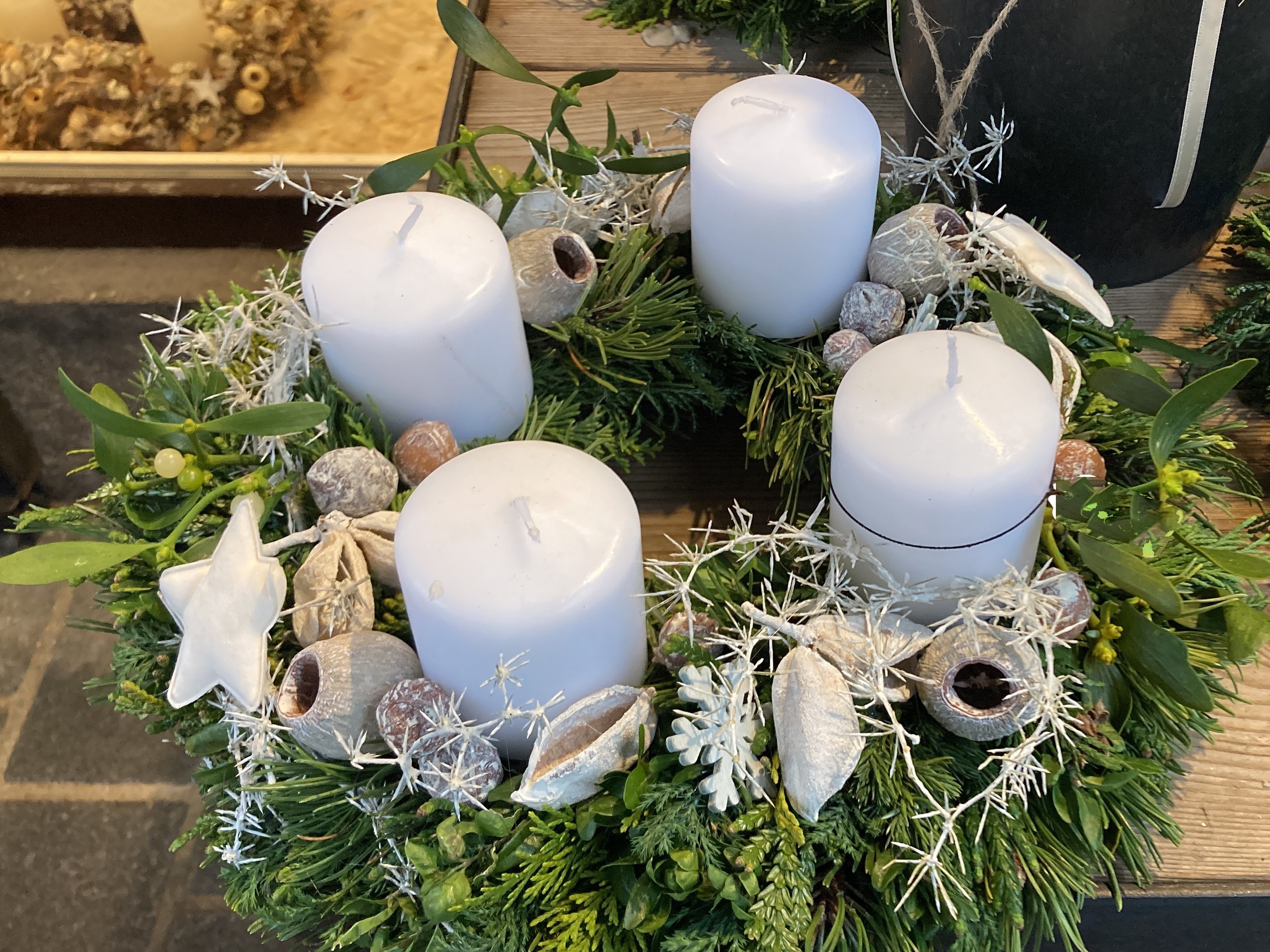 Moderner Adventkranz in weiß 