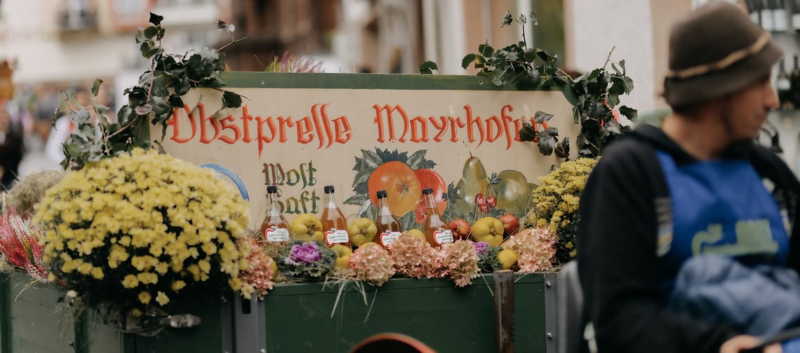 Das Bild zeigt einen Umzugswagen mit Blumen geschmückt.