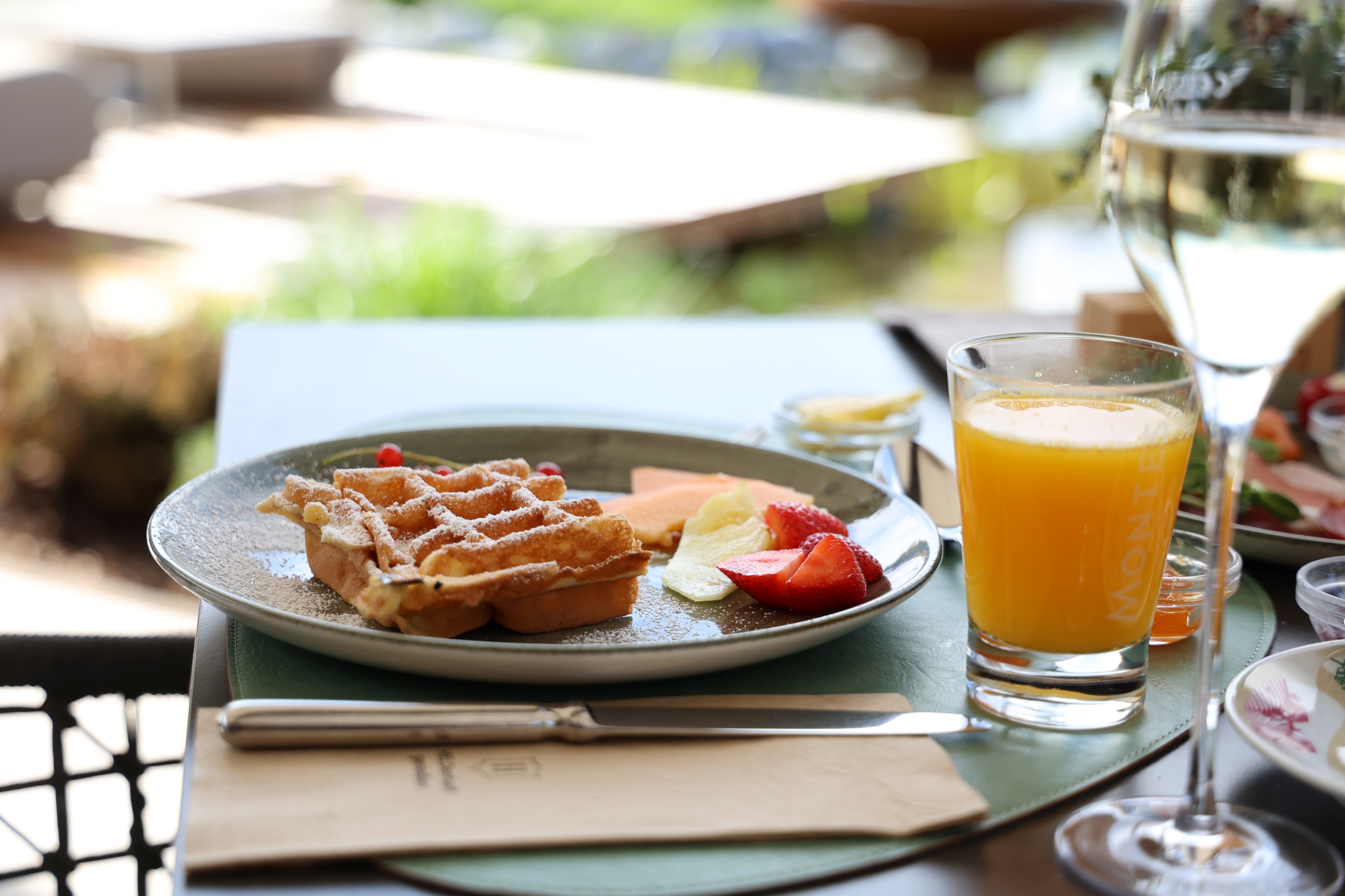 Frühstück mit Waffel und Orangensaft