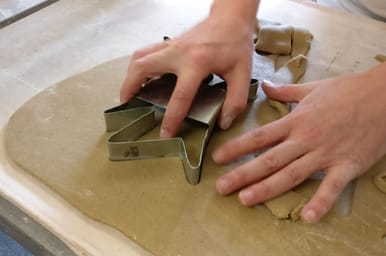 Produktion - Schritt 4 Der Mayrhofner Adventengel wird aus dem Lebkuchenteig ausgestochen.