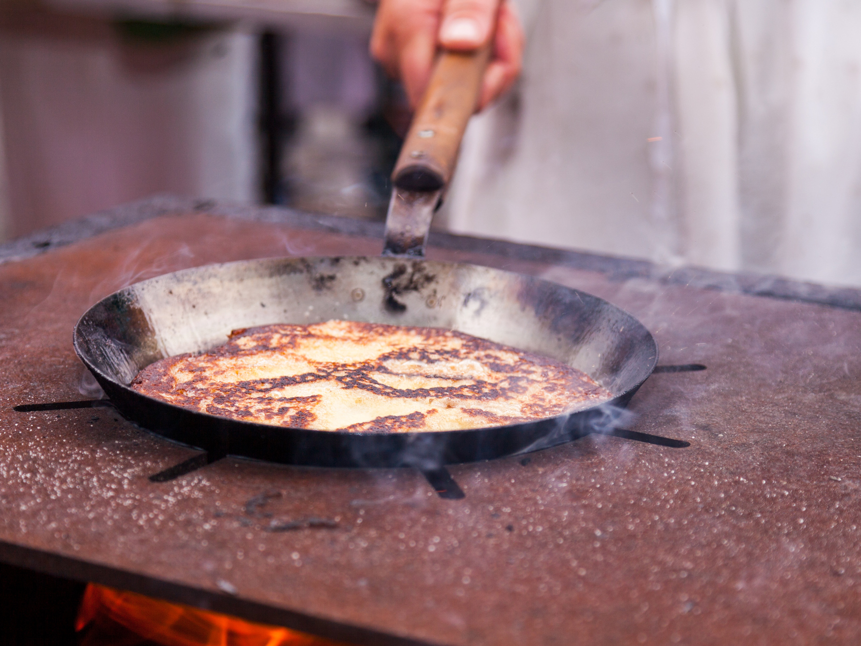 The image shows “Melchermuas” in a pan on the stove, a typical Zillertal specialty.