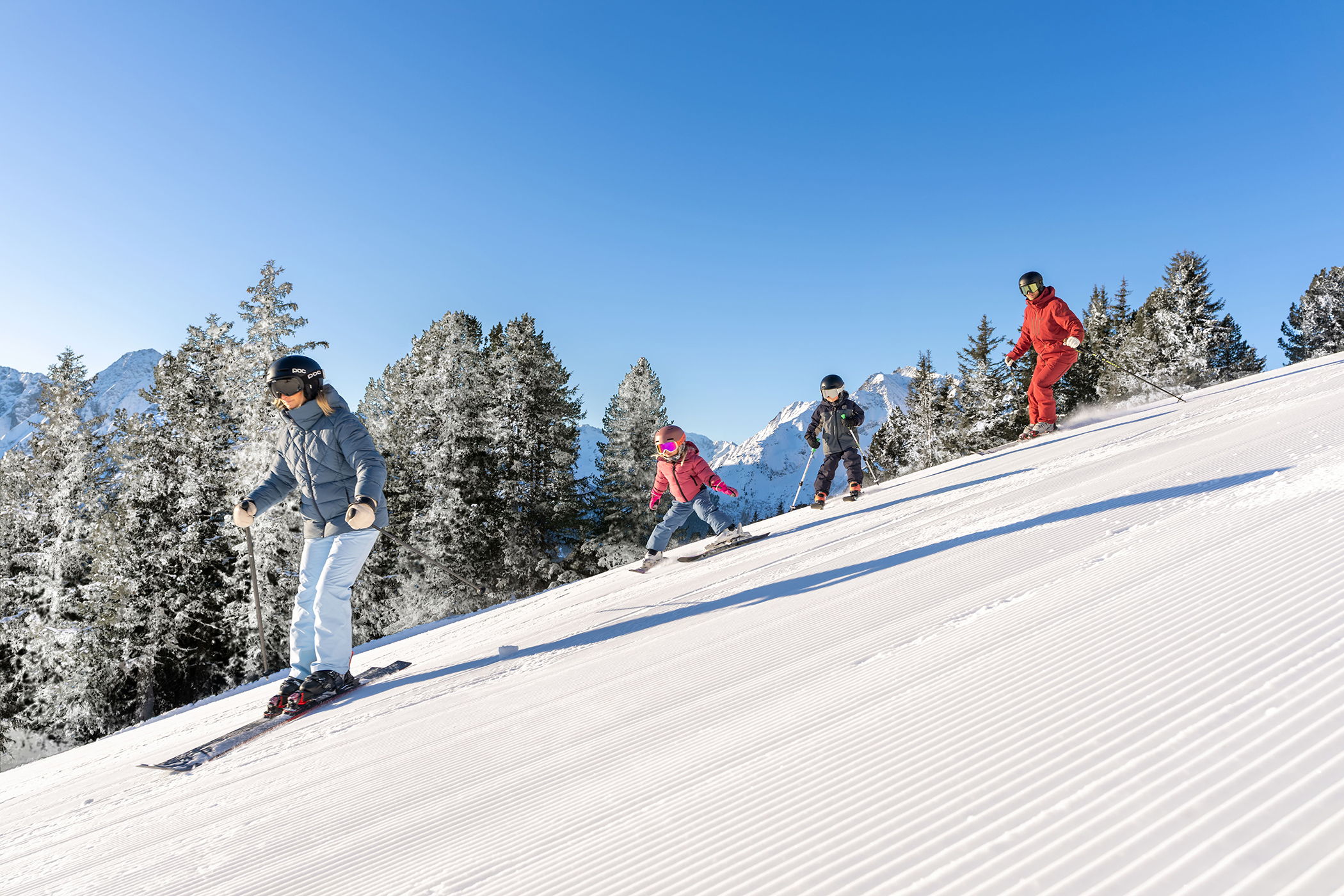 Familie makes fresh ski tracks in the snow of the Mayrhofen mountains