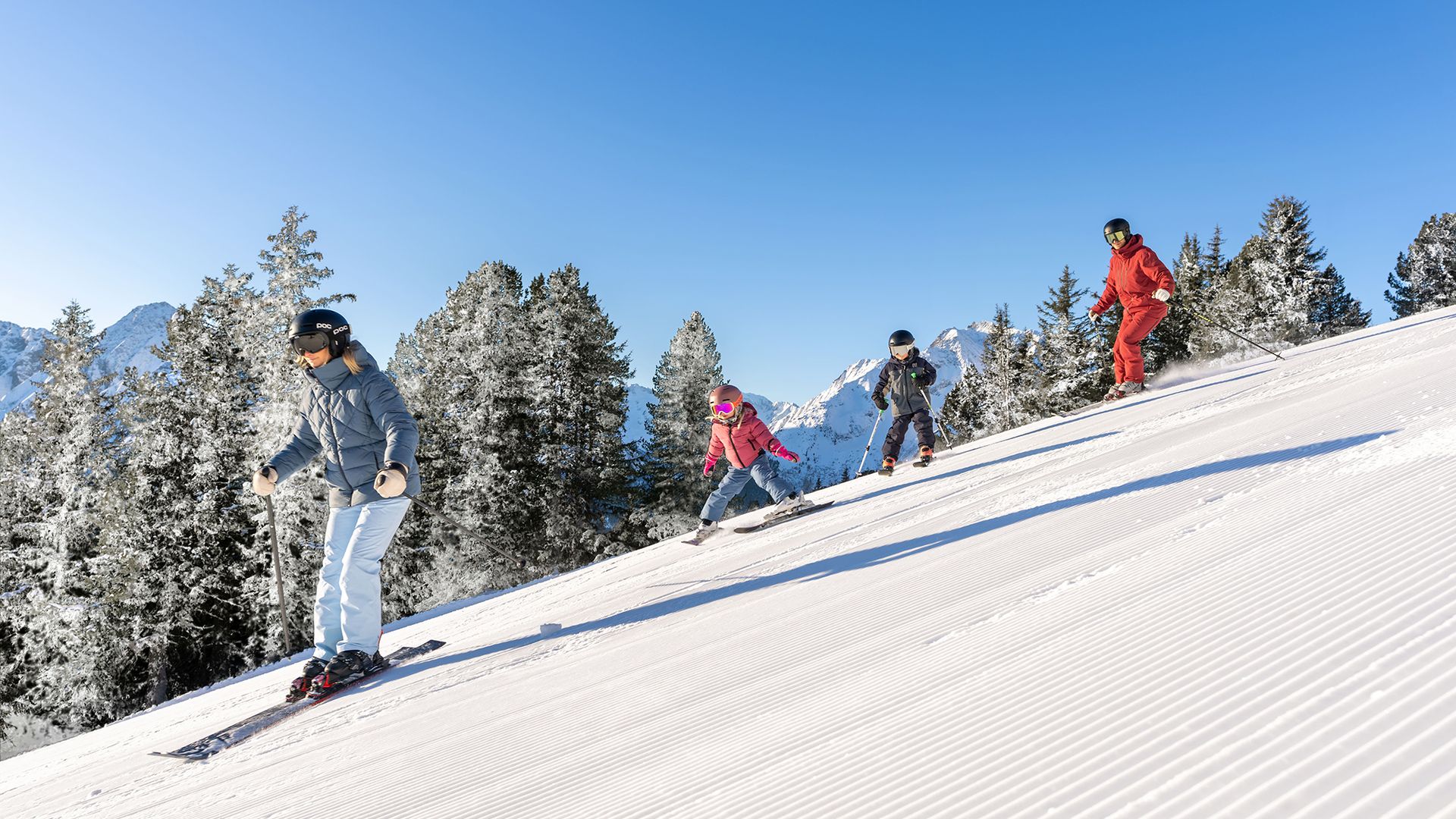 Familie zieht frisch Skispuren in den Schnee der Mayrhofner Berge