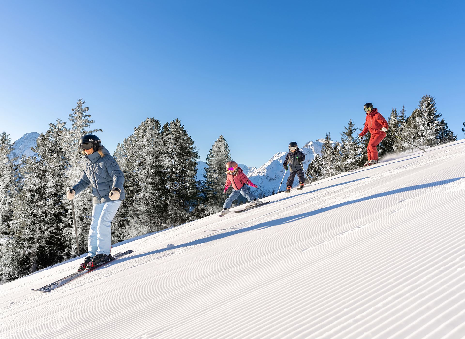 Familie zieht frisch Skispuren in den Schnee der Mayrhofner Berge