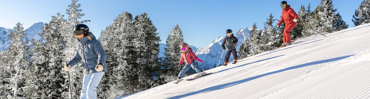 mbb_mountopolis_winter_neu_2025_skifahren_familie_2 mbb_mountopolis_winter_neu_2025_skifahren_familie_2