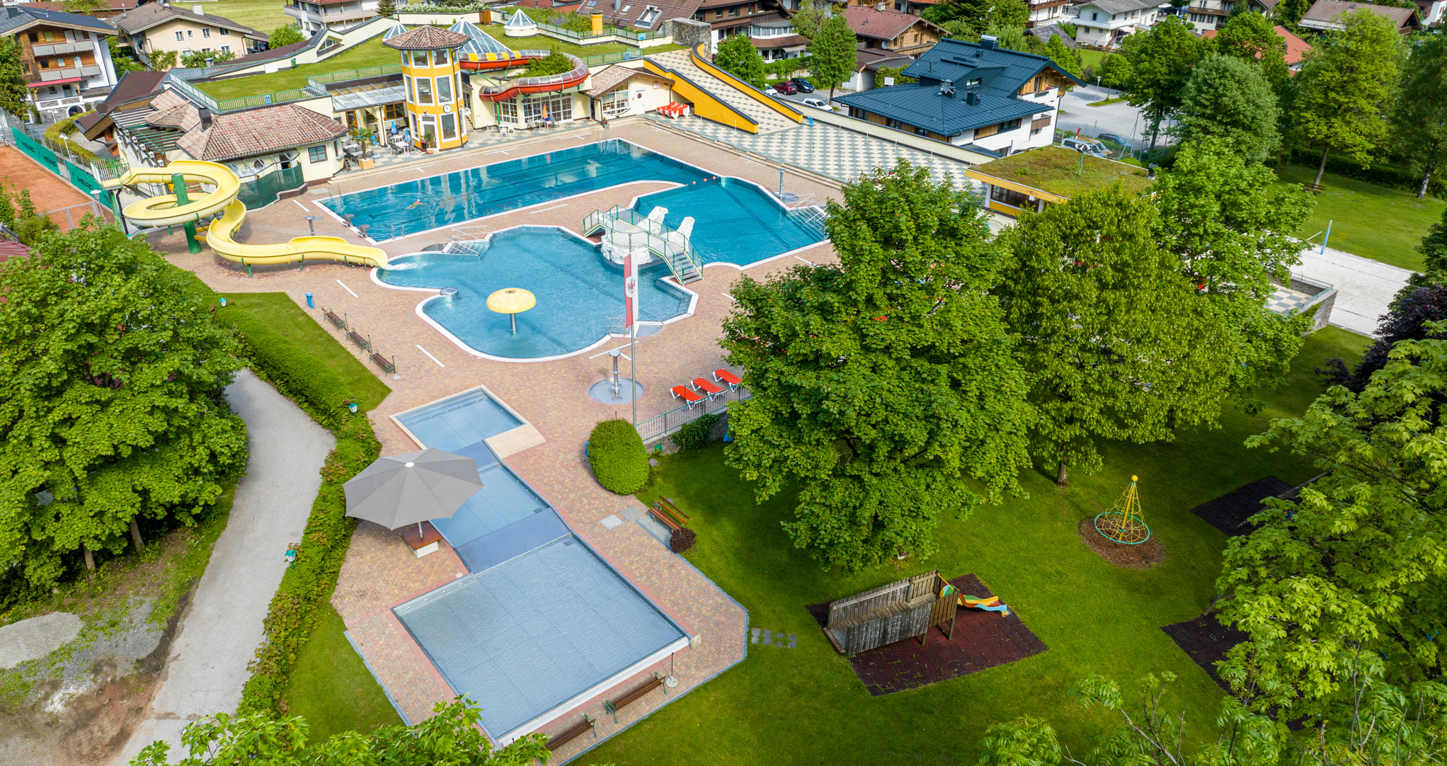 Erlebnisbad Mayrhofen - Ansicht Sommer von oben