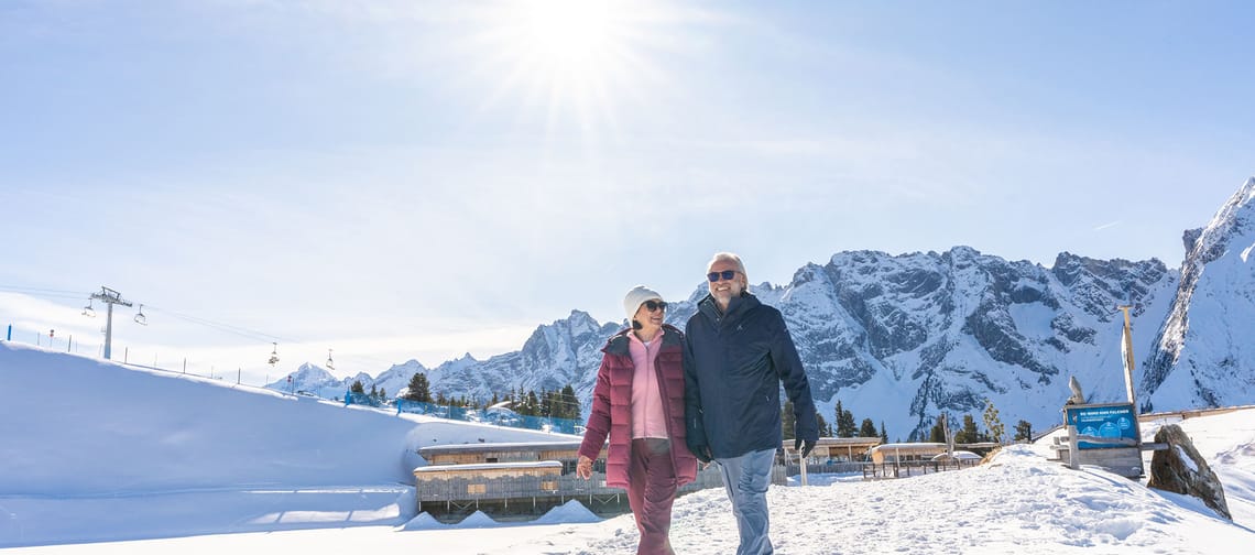 Paar beim Winterwandern an der AdlerBühne