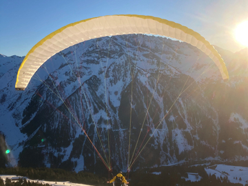 mys-Flugtaxi Mayrhofen - Paragliding-In den Sonnenuntergang