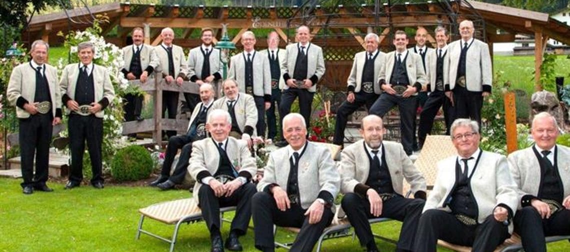 Das Bild zeigt ein Gruppenfoto vom Männergesangverein Mayrhofen, in traditioneller Zillertaler Tracht.